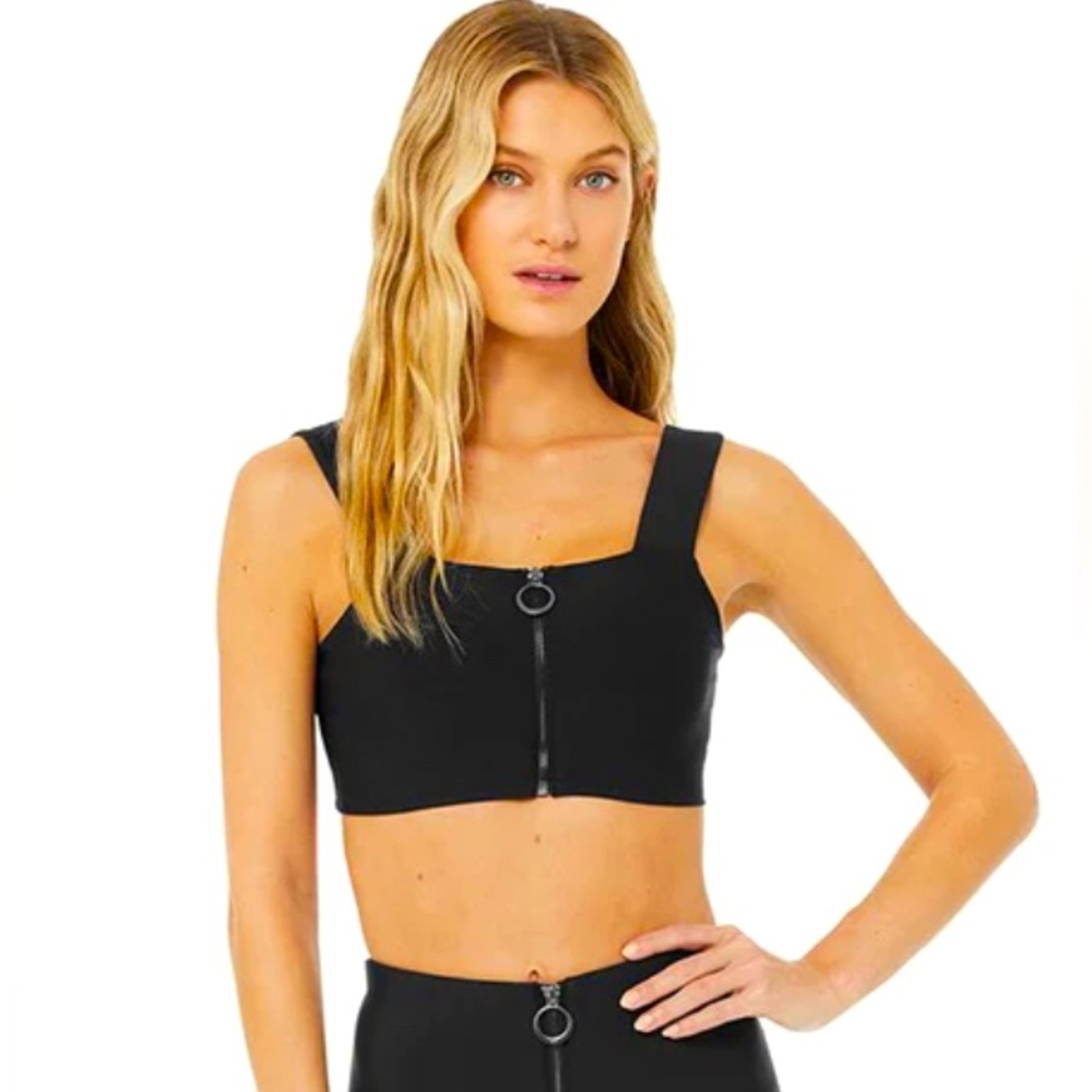 New Alo yoga fast zip bra top XS. Sold out in stores & online. Cute, sexy, comfy